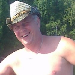 Парень в поисках девушки или двух для постоянных встреч Парень в поисках девушки или двух для постоянных встреч