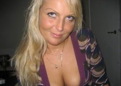 Молодая домохозяйка вызывает опытного сантехника Молодая домохозяйка вызывает опытного сантехника